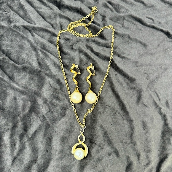Vintage Faux Pearls Necklace and Matching Dangling Earrings - Picture 1 of 4